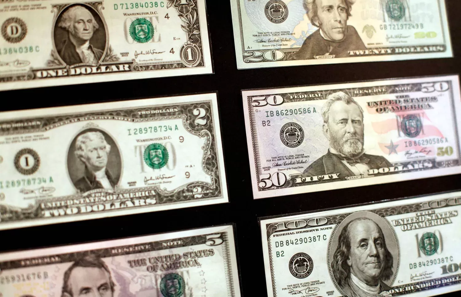 الدولار يتحسن إثر تقلبات ما بعد قرار «الاحتياطي الفيدرالي»
