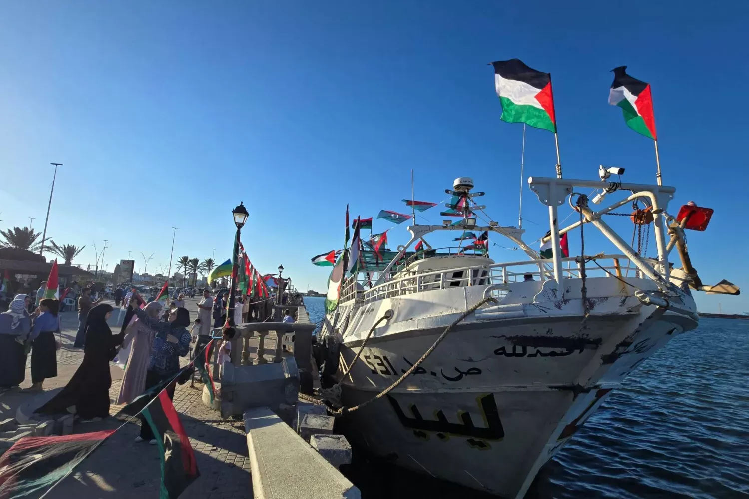 "أسطول الصمود" تستغرب من اقتراب سفن مجهولة منهم