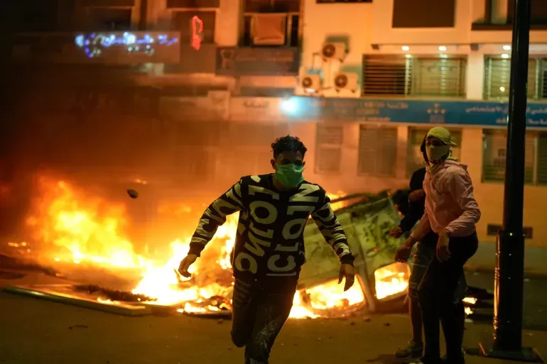 رئيس وزراء المغرب يعلن استعداد الحكومة للحوار وسط اتساع رقعة الاحتجاجات