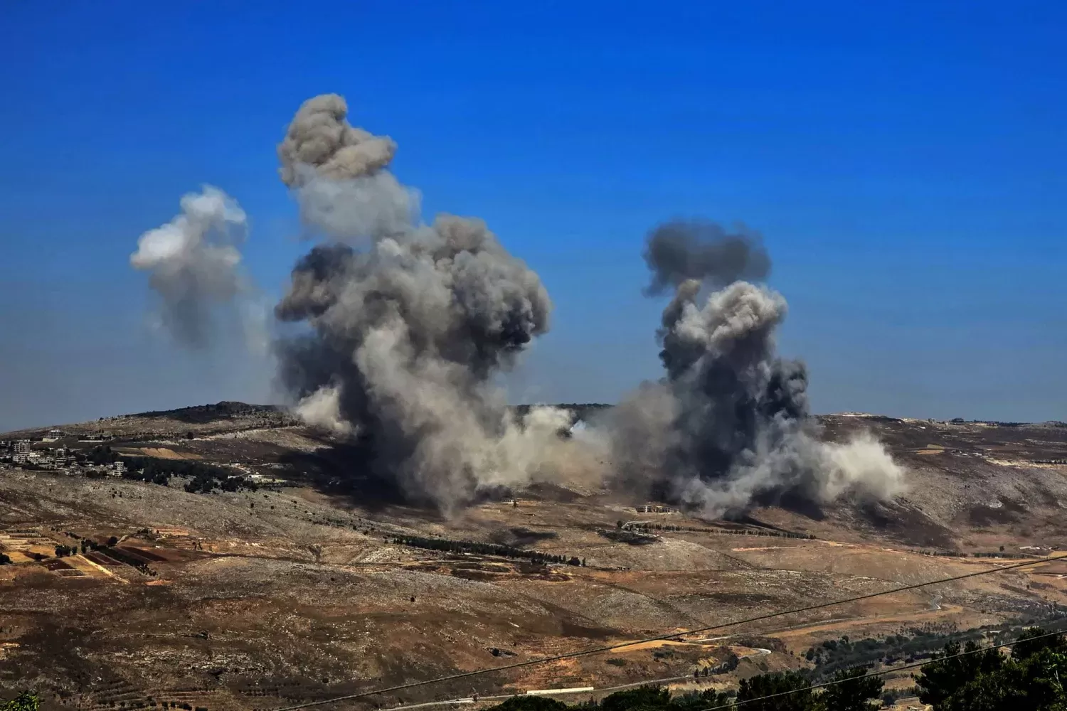 إسرائيل تشن أكثر من 12 غارة جوية في محيط أوتوستراد جنوب لبنان