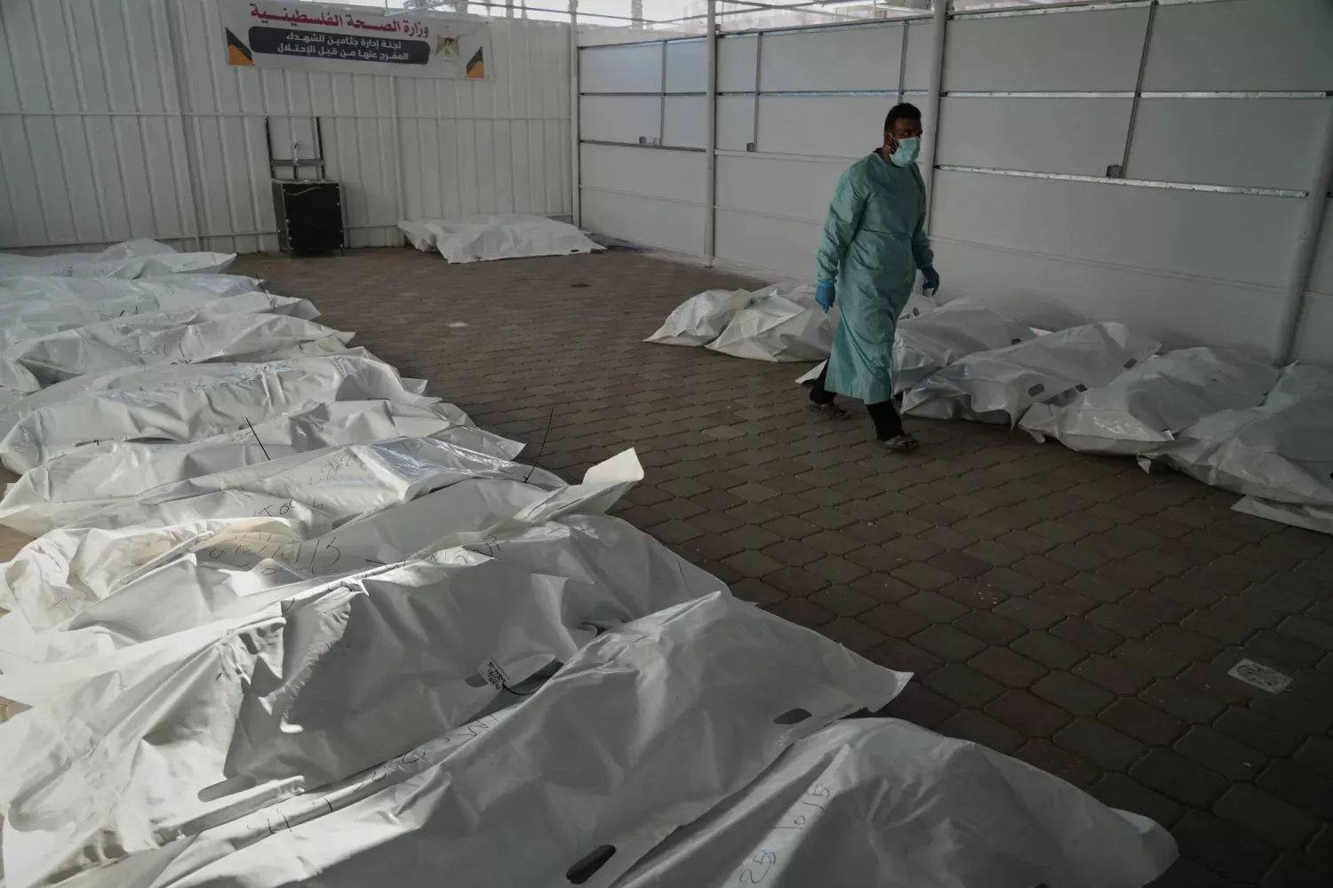 صحة غزة تُعلن تسلمها 30 جثماناً من إسرائيل