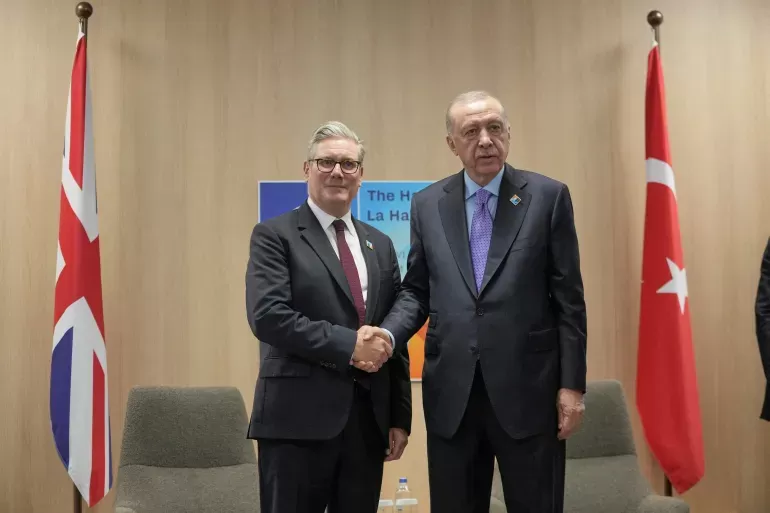 ستارمر وأردوغان يبحثان صفقة محتملة لشراء تركيا طائرات "يوروفايتر" المتطورة