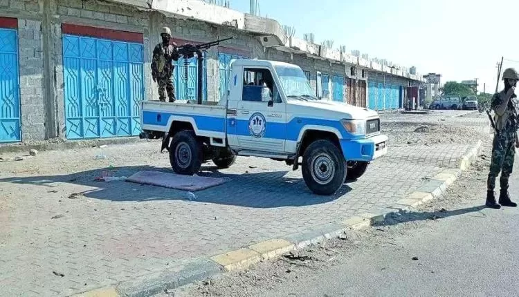 اليمن: أجهزة الأمن في أبين تعلن ضبط قائد أمني وأفراد متورطين في ابتزاز سائق مصري