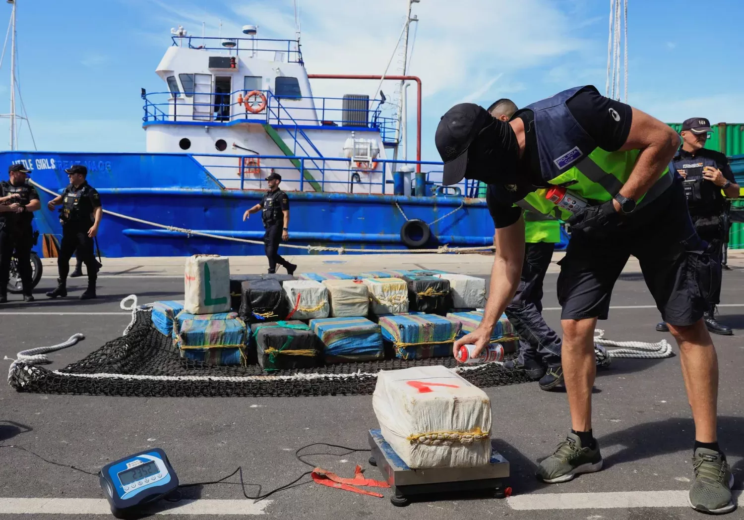 إسبانيا تُعلن تفكيك شبكة دولية تنشط في تهريب "غاز الضحك" المحظور