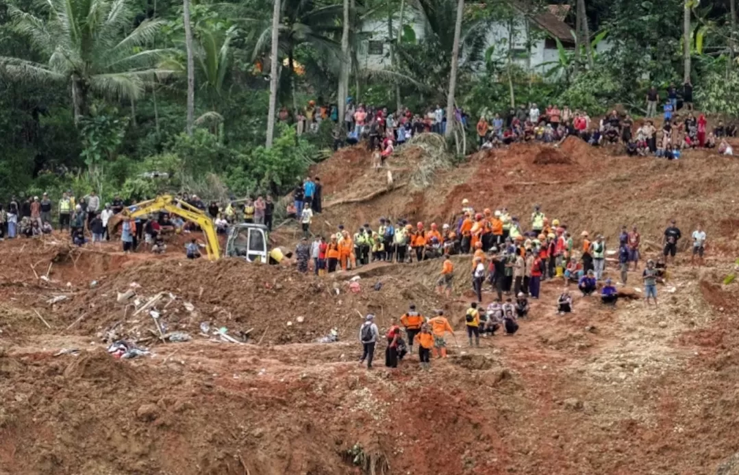 18 قتيلاً في انهيارات أرضية وسط إندونيسيا والبحث مستمر عن مفقودين