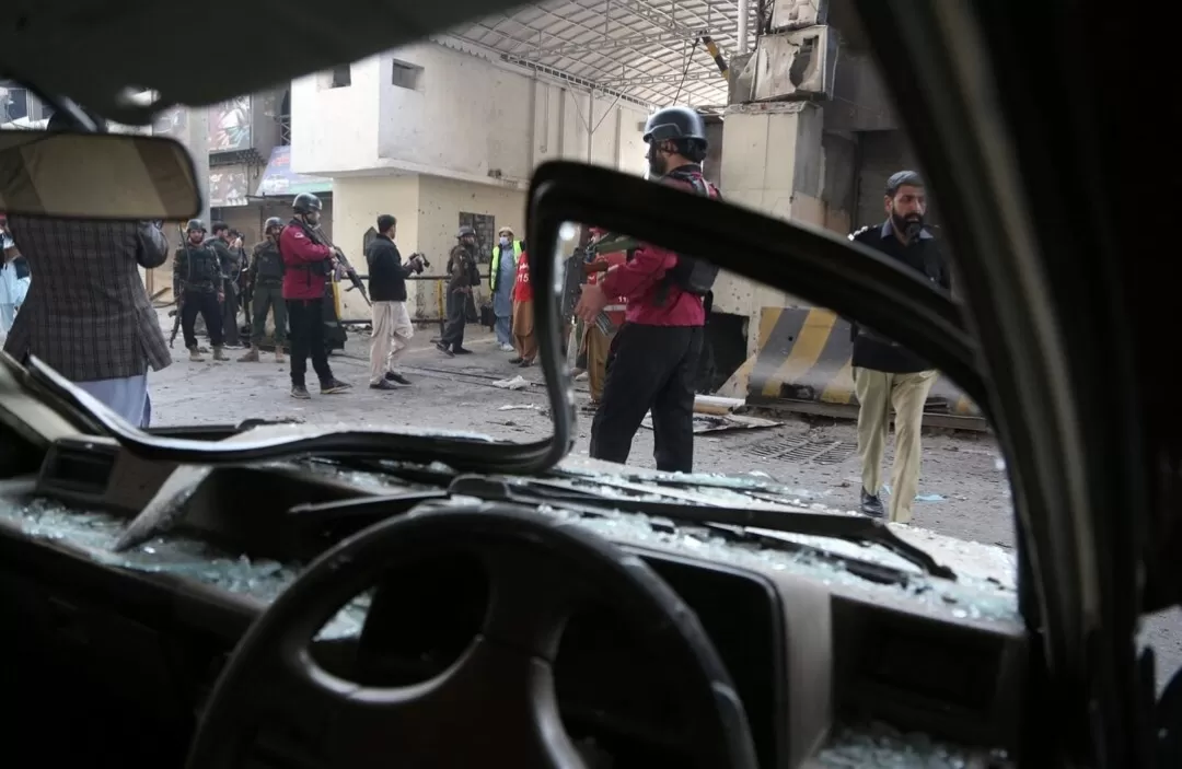 هجوم انتحاري يهز بيشاور.. 3 قتلى واقتحام دموي لمقر أمني