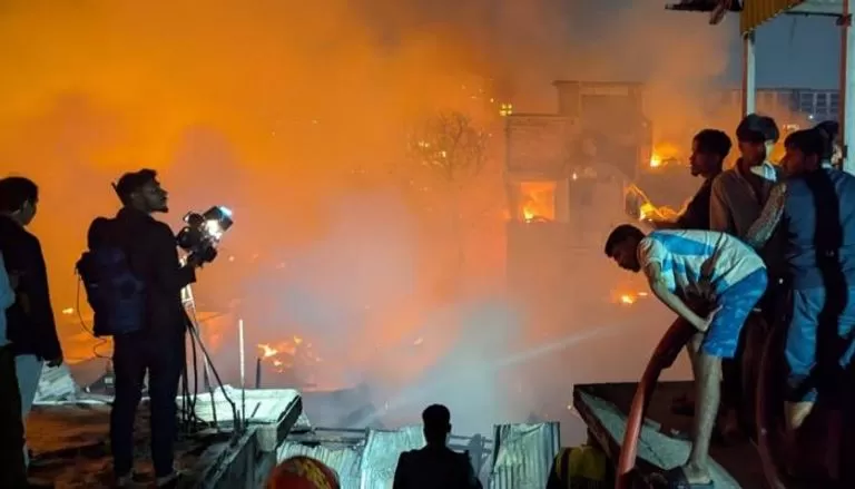 حريق هائل يلتهم 1500 كوخًا ويشرّد آلاف العائلات في قلب دكا