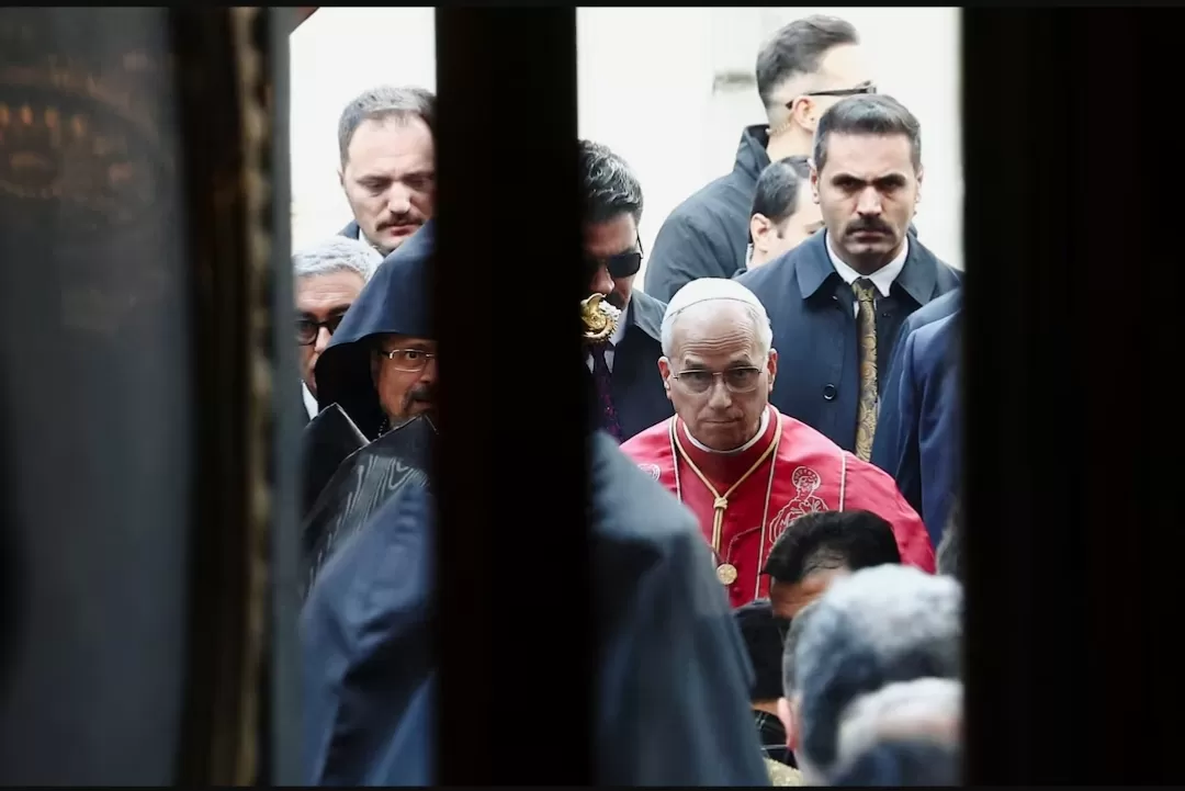 في زيارة تاريخية وسط التصعيد: البابا ليو يصل لبنان حاملاً نداء السلام