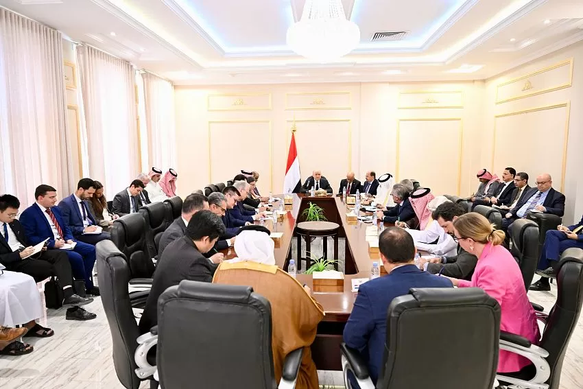 اليمن: العليمي يحذّر من انهيار منطق الدولة ويدعو لتحرك دولي يوقف الإجراءات الأحادية في الشرق