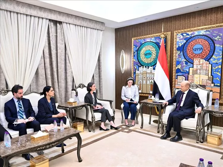 اليمن: السفيرة البريطانية تبحث مع العليمي تطورات حضرموت والمهرة