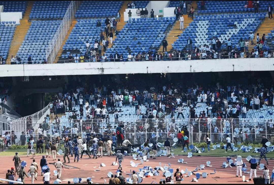 فوضى في الهند مع انطلاق جولة ميسي: جماهير تقتلع المقاعد وترميها في الملعب