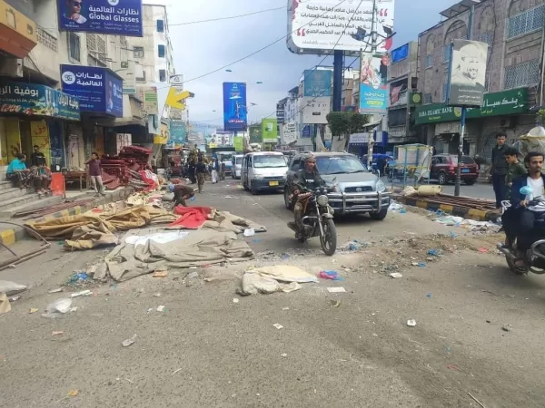 اليمن: إزالة مخيمات اعتصام من شارع جمال في تعز عقب انفجار عبوة ناسفة أوقع قتلى وجرحى