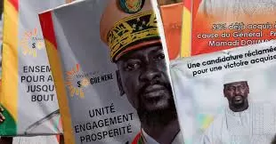 زعيم غينيا مامادي دومبويا يتقدم للانتخابات الرئاسية لتحويل سلطته إلى شرعية مدنية