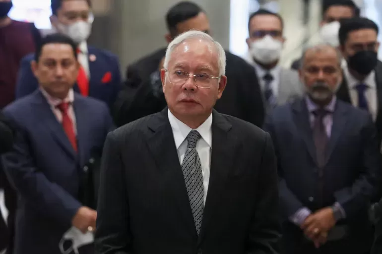 محكمة ماليزية تُدين رئيس الوزراء الماليزي الأسبق بإساءة استخدام السلطة في أكبر قضية فساد بالبلاد