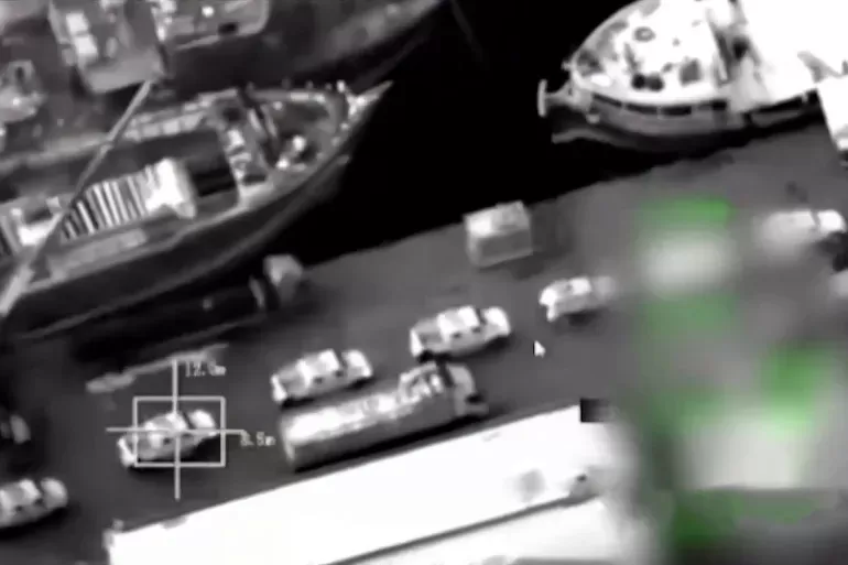 بيانات ملاحية تكشف هوية السفينتين المستهدفتين بميناء المكلا اليمني