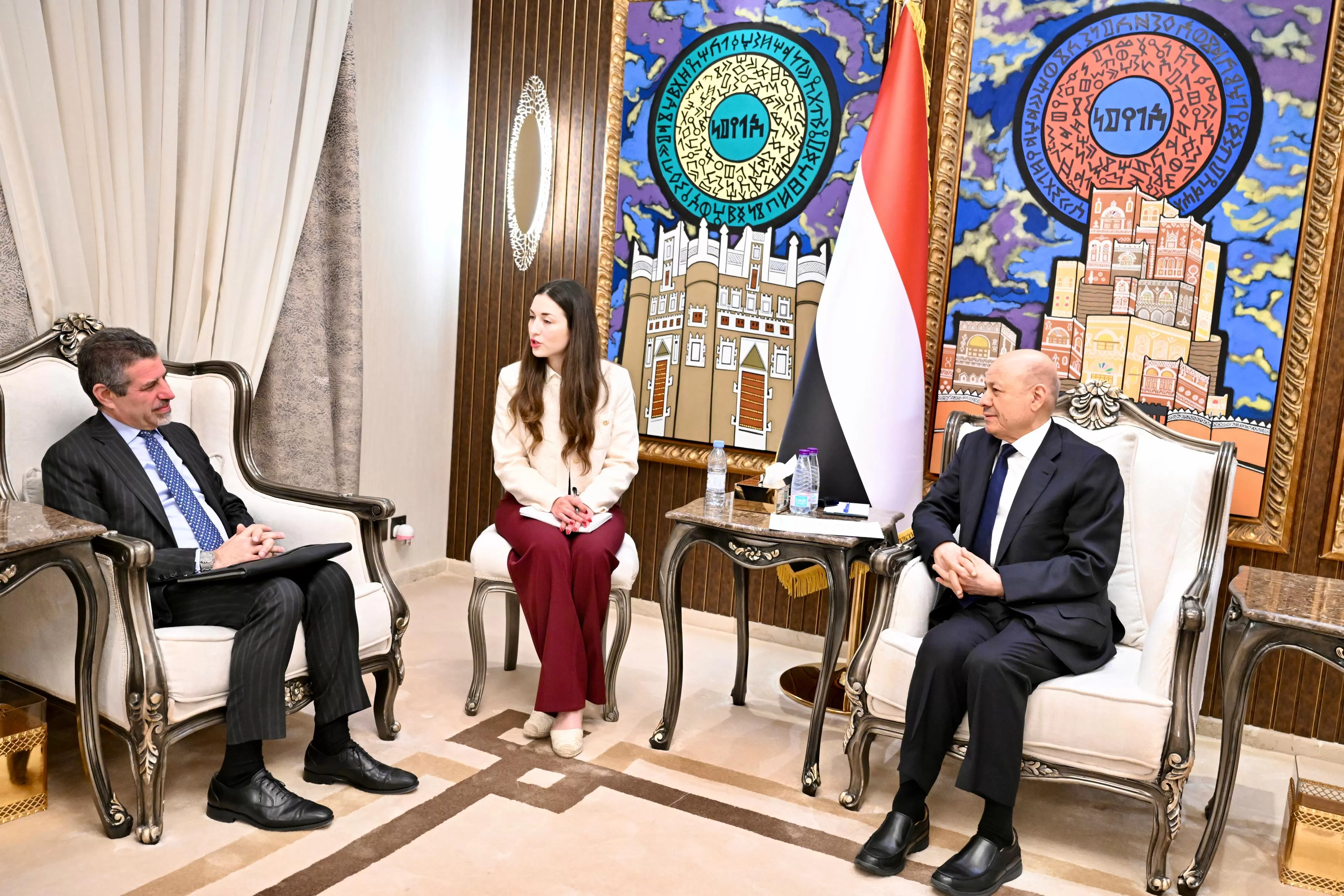 اليمن: العليمي يؤكد تطبيق القرارات السيادية ويحذر من مخاطر التمرد المسلح