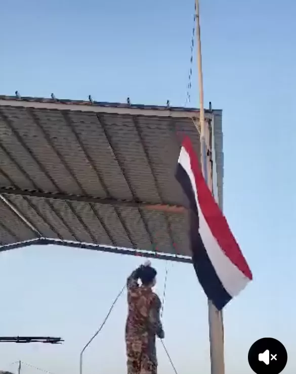 المهرة : رفع أعلام الجمهورية اليمنية على المؤسسات الحكومية في المهرة عقب هزيمة قوات المجلس الانتقالي
