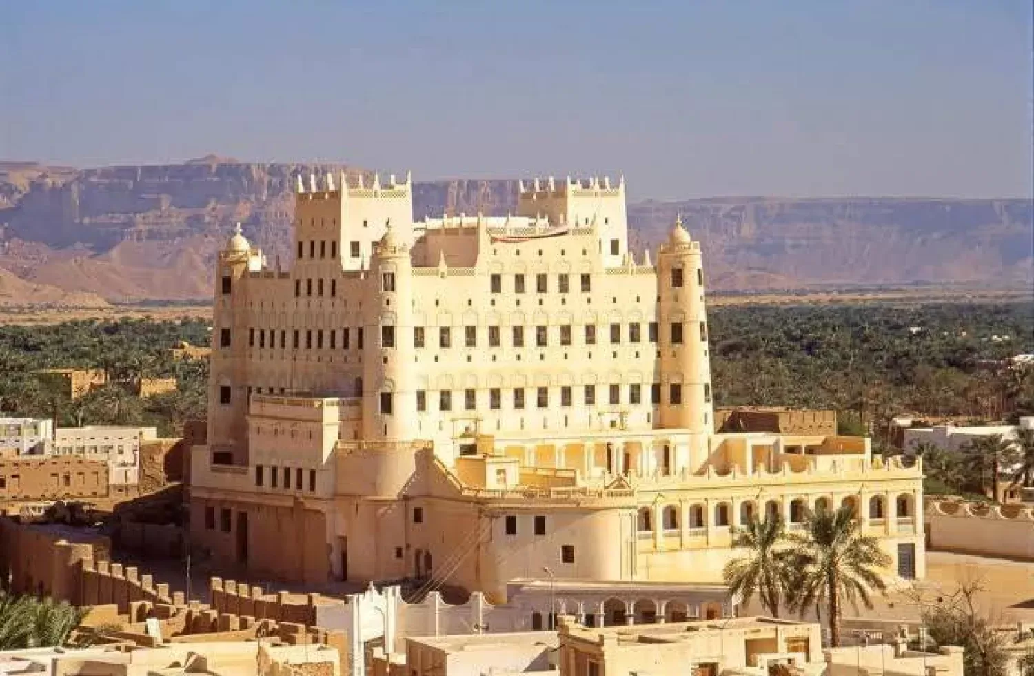 حضرموت تفتح صفحة الاستقرار لتطبيع الحياة وتعزيز سيادة القانون